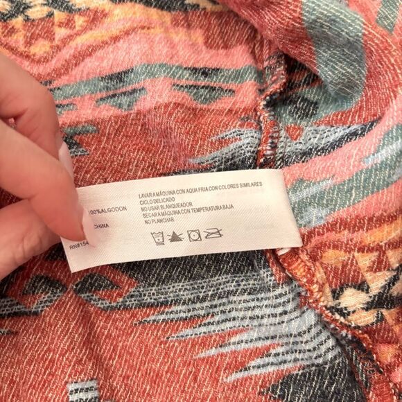 Mountain and Isles size medium Aztec style flannel style button down medium - Picture 5 of 5